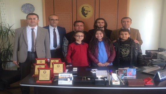 29 Ekim Cumhuriyet Bayramında Gönüllere Taht Kuran Halk Oyunları Ekibi Plaketle Ödüllendirildi.
